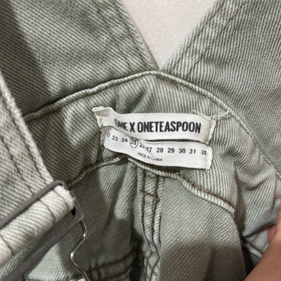 • One Teaspoon • Holligan Overalls Pale Green 25 Shorts Distressed Women’s - Picture 3 of 5